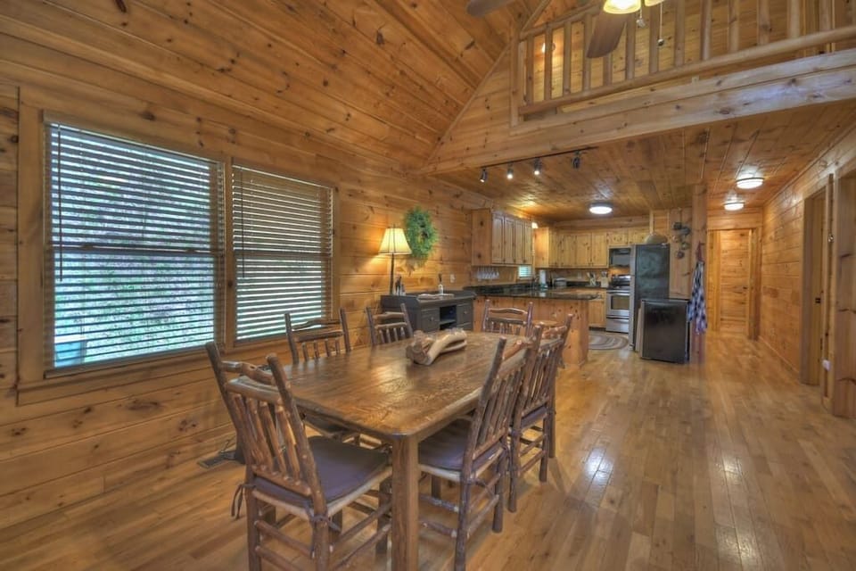 Dining table seats 6 