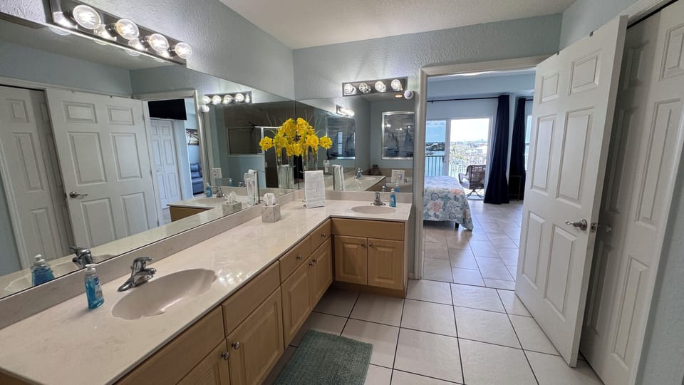 King bedroom ensuite bathroom