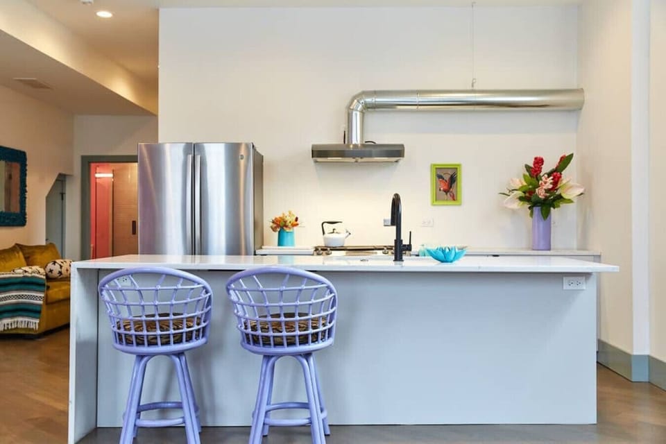 Modern, fully equipped kitchen with stylish seating and vibrant touches 🍽️✨ Perfect for cooking, gathering, and enjoying your stay in a bright, open space. #StylishKitchen #GroupFriendly #TopRatedStay