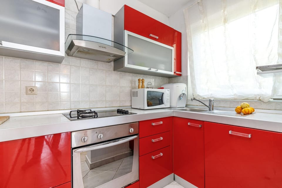 Family Apartment, 3 Bedrooms, 2 Bathrooms (Beachside Apartment Krk) | Private kitchen | Stovetop, electric kettle
