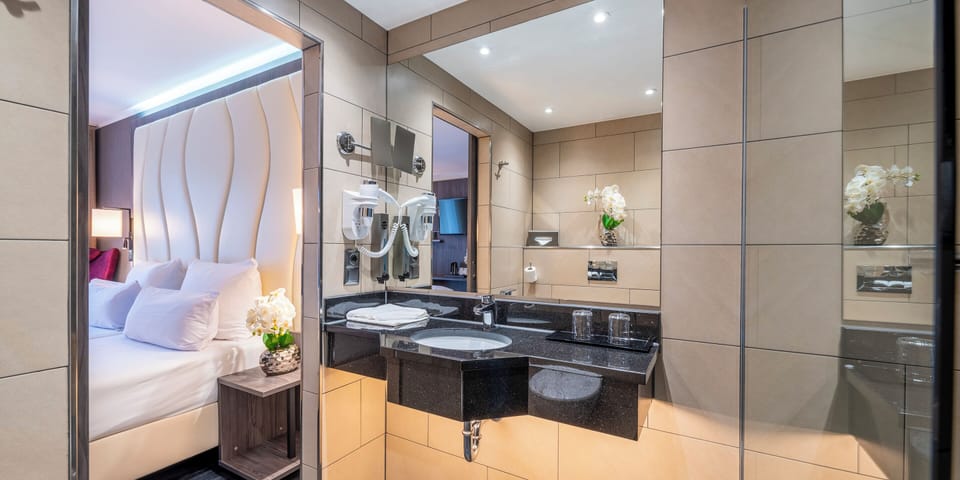 Shower, rainfall showerhead, free toiletries, hair dryer