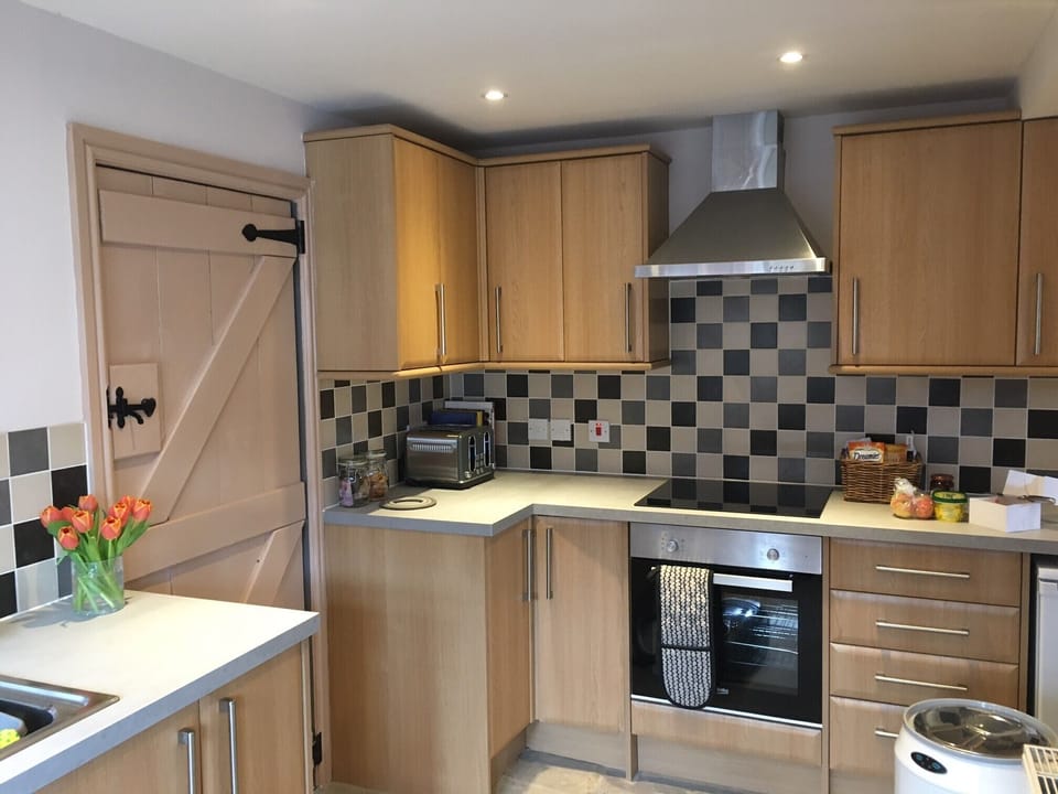 Cottage | Private kitchen | Fridge, microwave, oven, stovetop