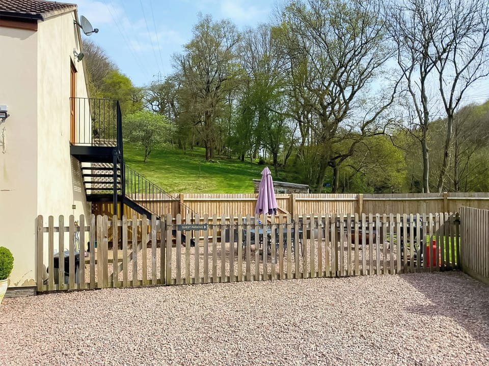 Lovely holiday home with mature garden | Perivale Lodge, near Lydney 