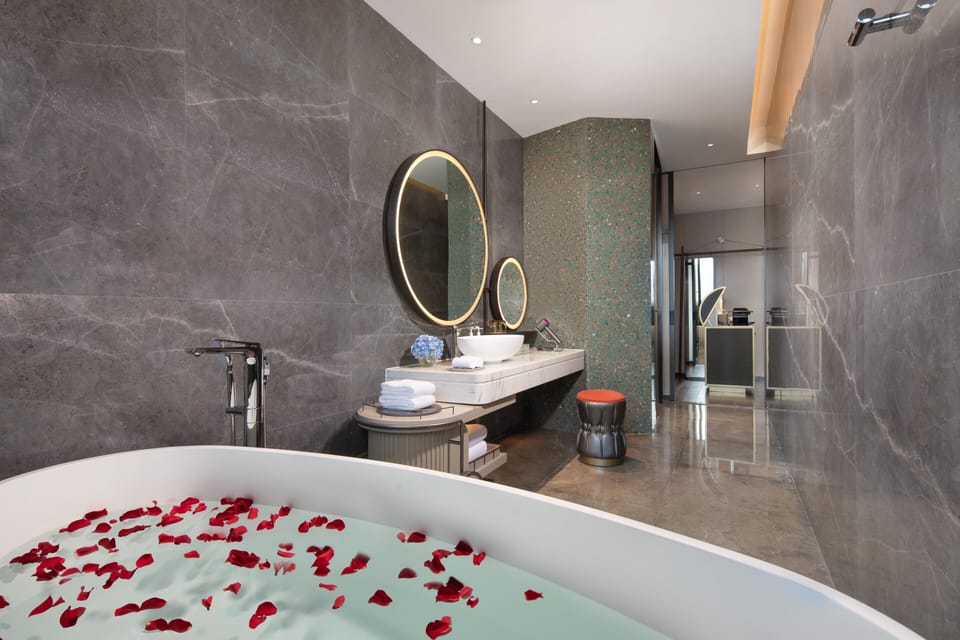 1 King Bed Premium Garden View | Minibar, individually decorated, individually furnished