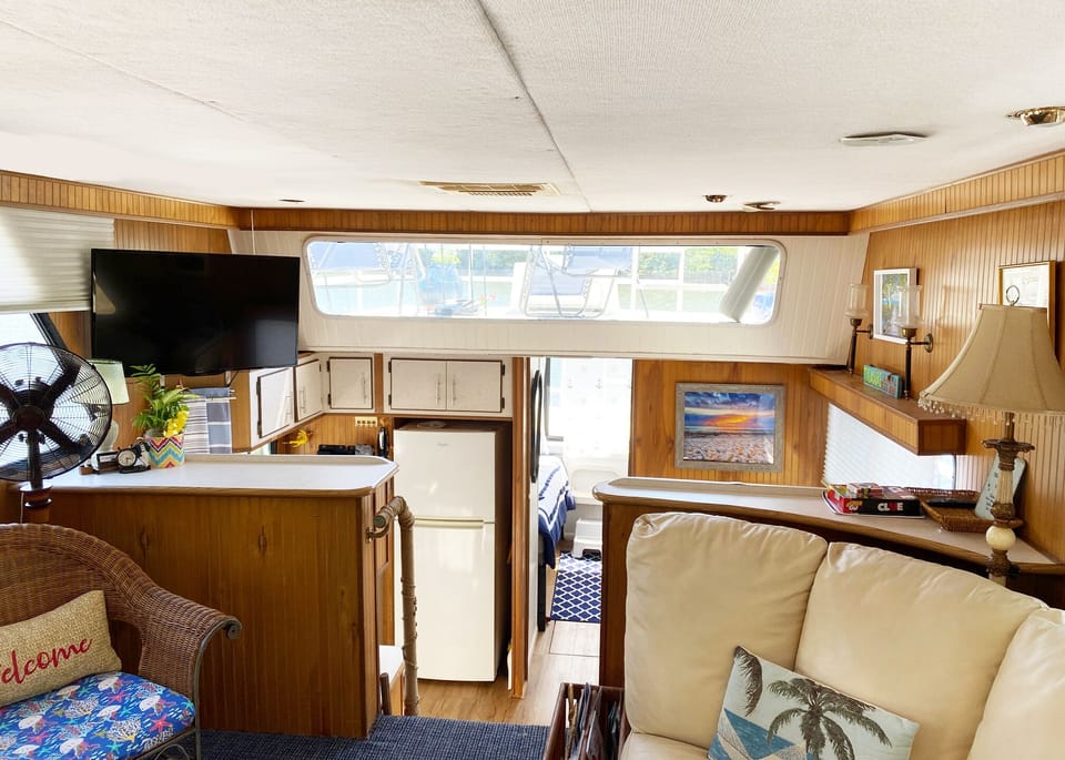 Spacious living area with wrap around leather sofa.