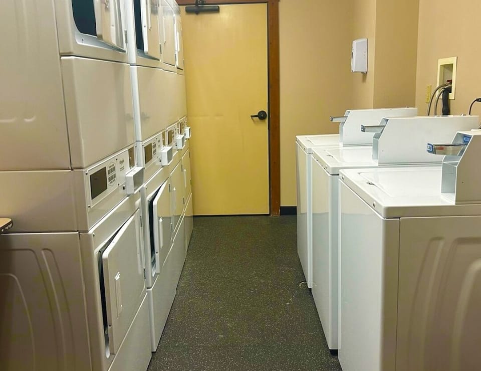 Mountain Retreat Laundry — On-Site Laundry Facility, Allegheny Springs Building Amenity