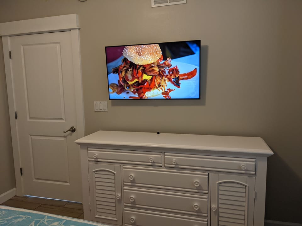 2nd bedroom - Enjoy tv on new Samsung 42 in UHD Smart tv.