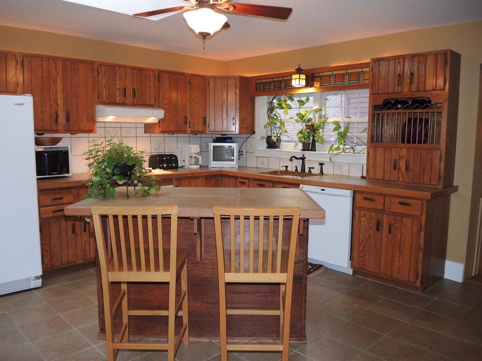 Lovely eat-in kitchen