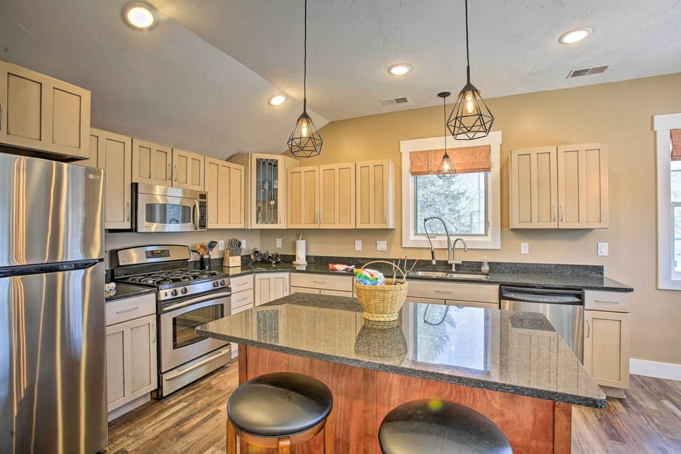 Fully Equipped Kitchen | Keurig | Crock-Pot | Blender