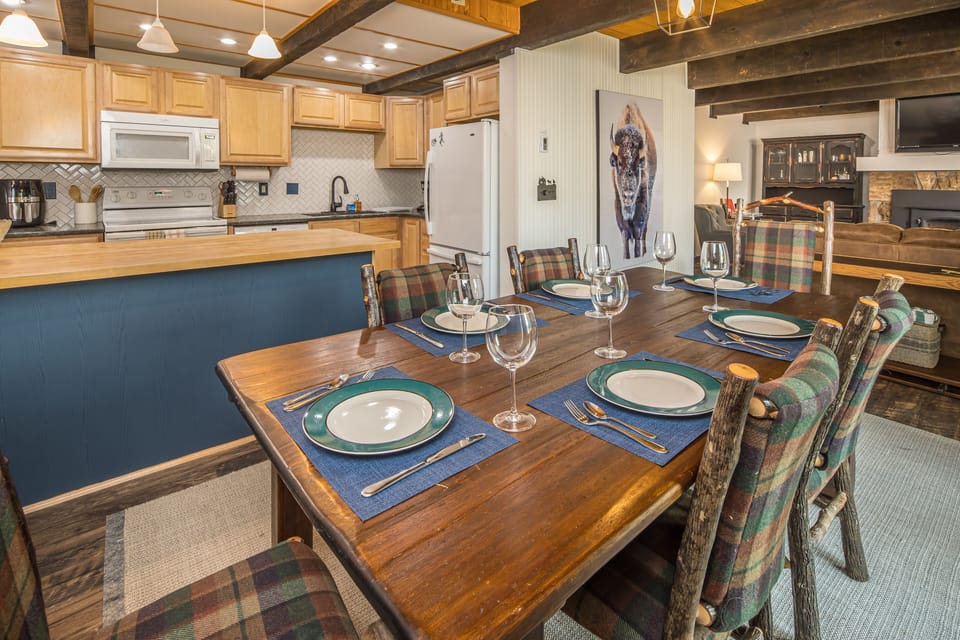 Gather round the table | Main Level