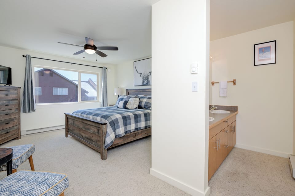 Enjoy the convenience of the ensuite bathroom | Upper Level