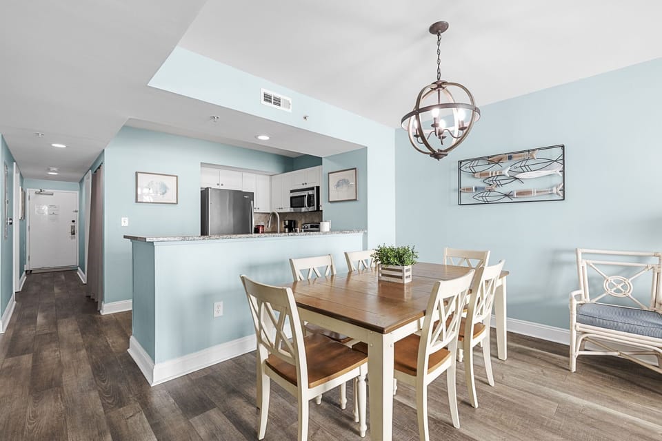 Dining Area & Kitchen