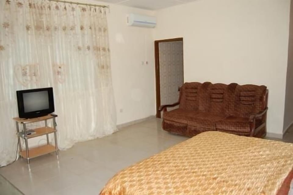 Minibar, iron/ironing board (on request), WiFi (free), bed sheets