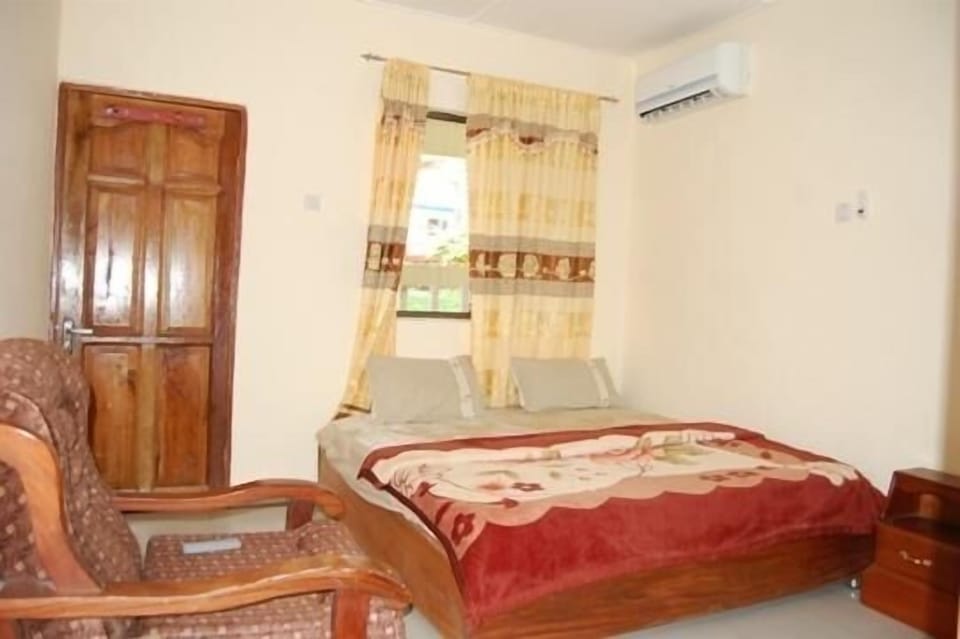 Minibar, iron/ironing board (on request), WiFi (free), bed sheets