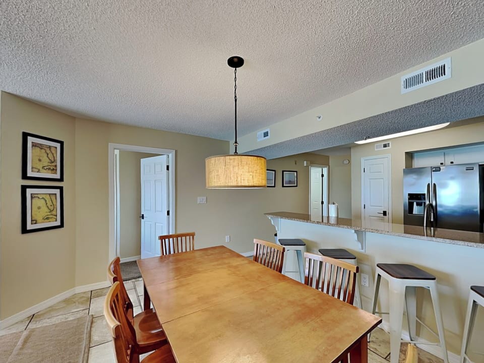 Dining Area - Table and Bar Seating