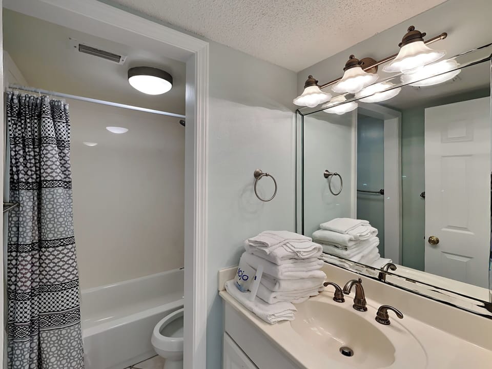 Primary Full Bathroom - Shower/Tub