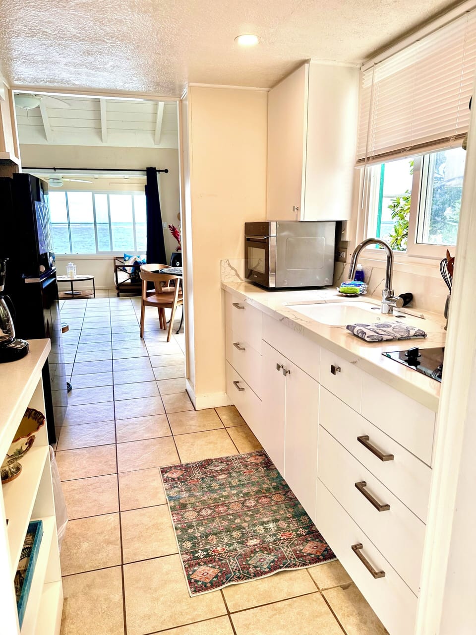 Looking through the kitchen entrance door, to the sitting area facing the ocean.