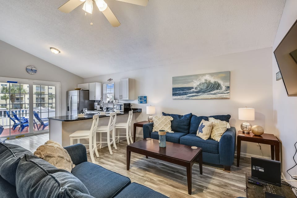 House | Living area | 32-inch flat-screen TV with cable channels, TV