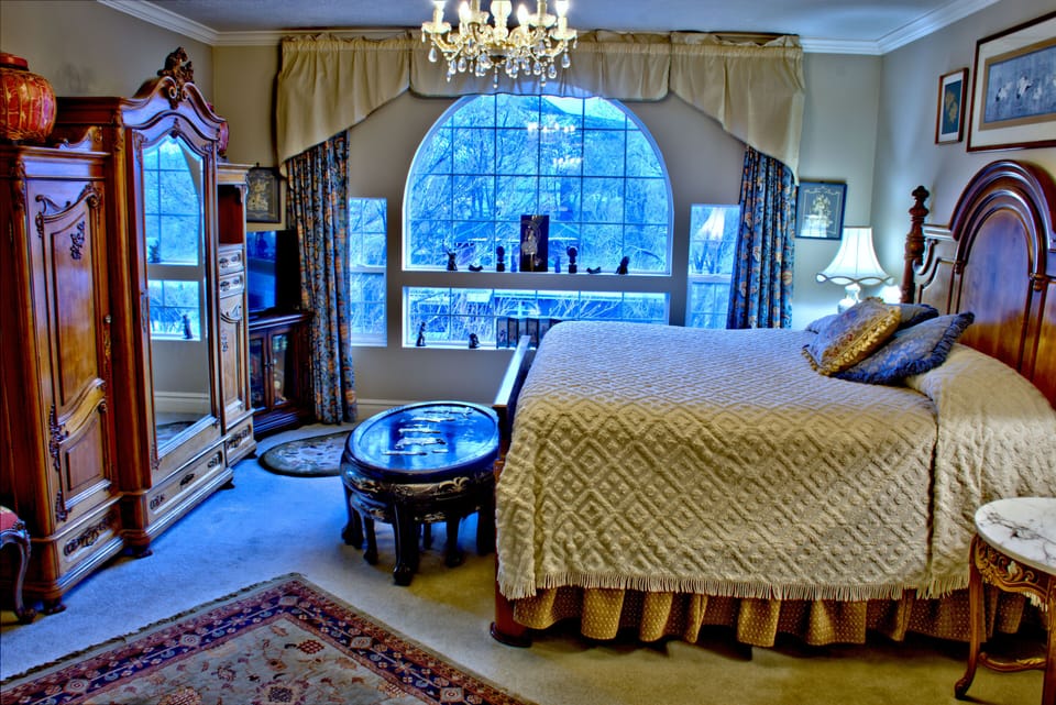 Gable King, Queen Suite | Iron/ironing board, WiFi (free), individually decorated, bed sheets