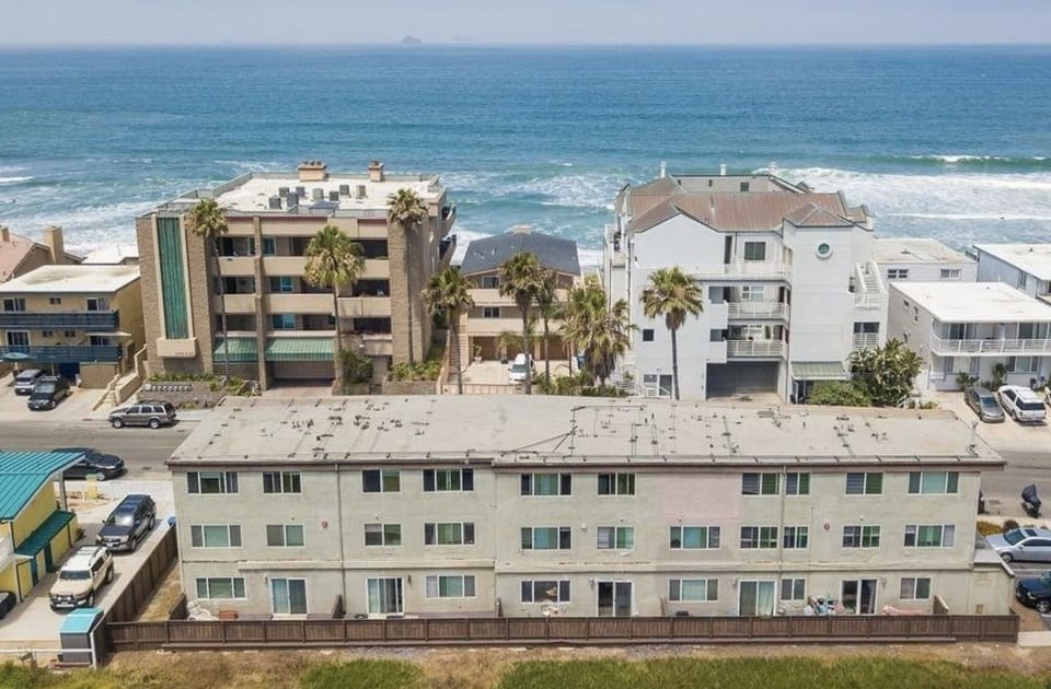 Left side deck and side yard and distance to the ocean. 