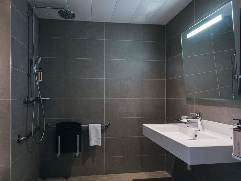 Room, 1 Double Bed, Accessible | Bathroom | Combined shower/tub, eco-friendly toiletries, hair dryer, towels