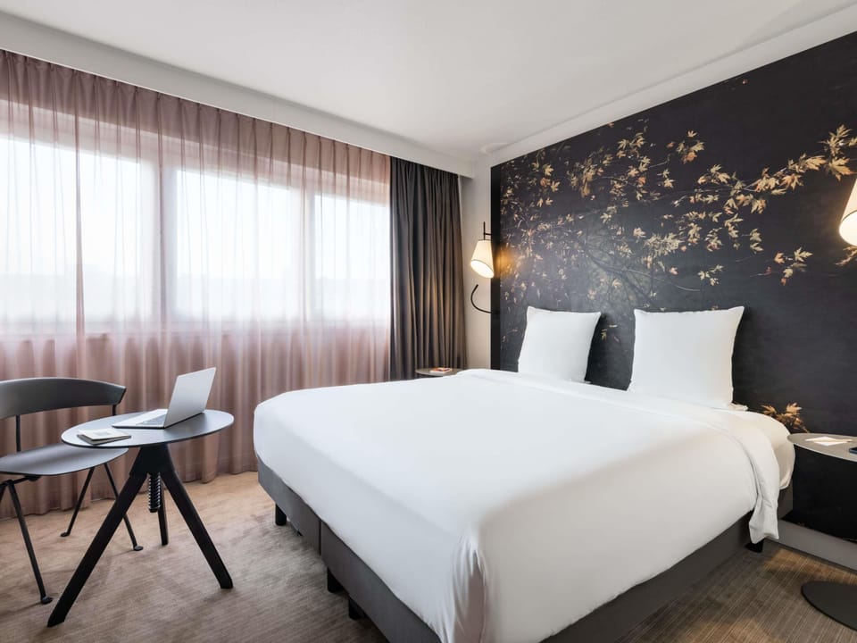 Room, 1 Double Bed, Accessible | Premium bedding, in-room safe, desk, laptop workspace