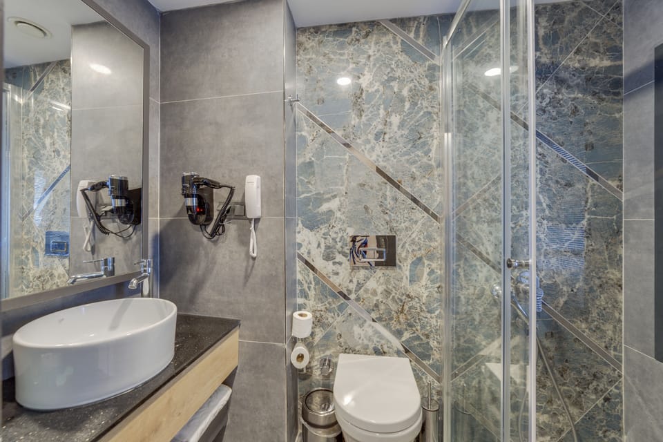 Deluxe Room, 1 Bedroom, Non Smoking, Sea View | Bathroom | Shower, free toiletries, hair dryer, bathrobes