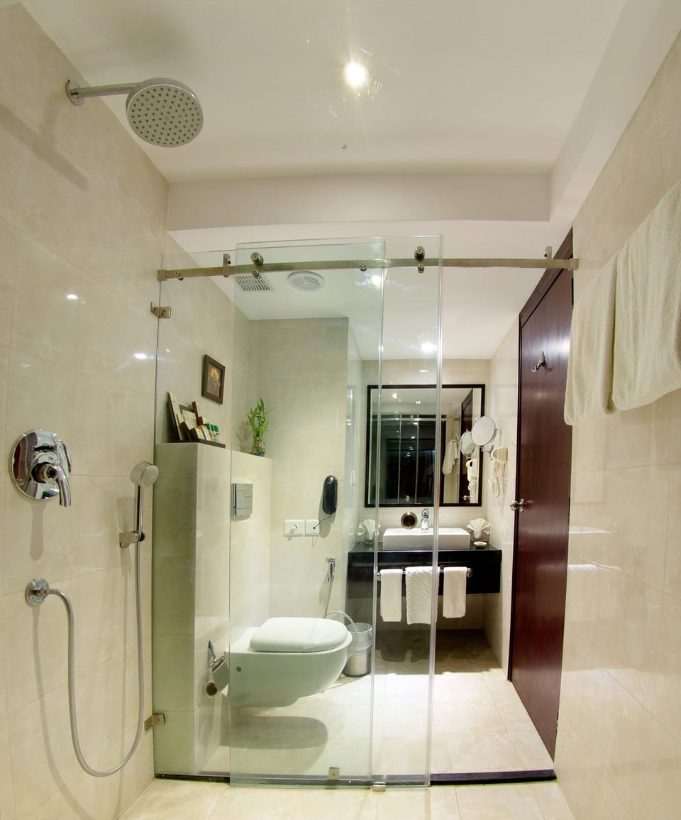 Separate tub and shower, free toiletries, hair dryer, towels