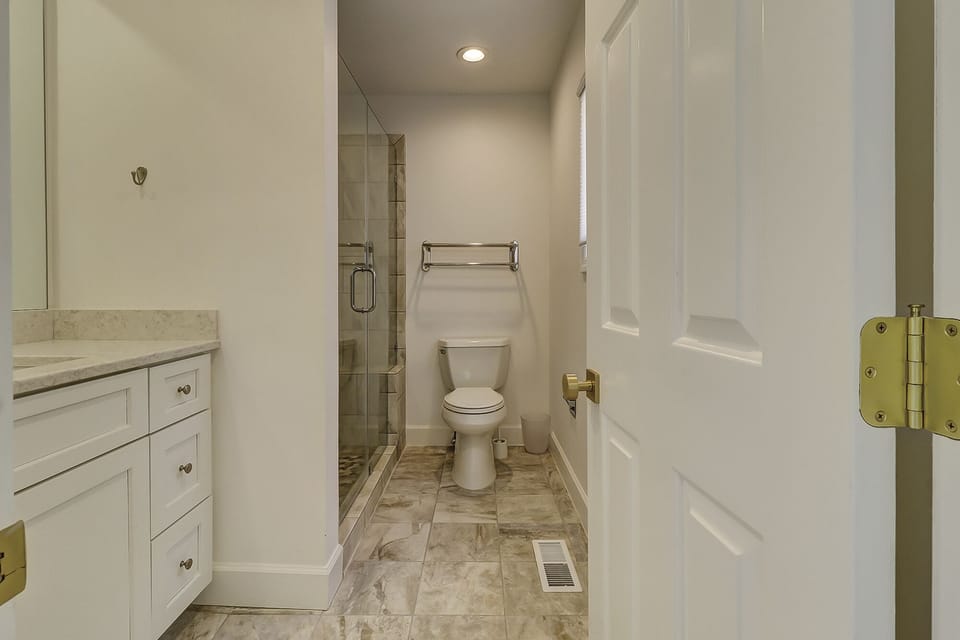 1st Level - King - Bathroom