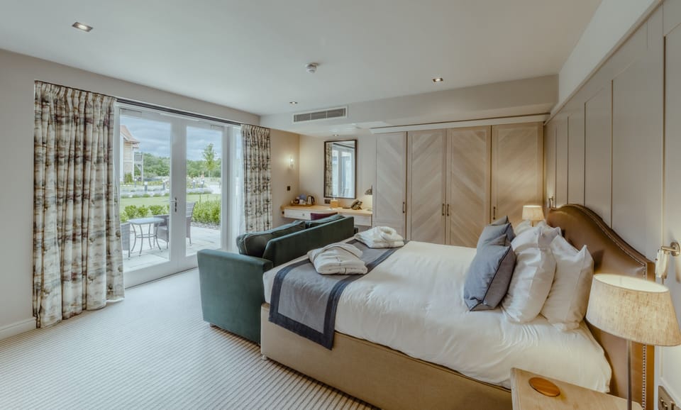 Deluxe Double Room | Iron/ironing board, WiFi (free), bed sheets