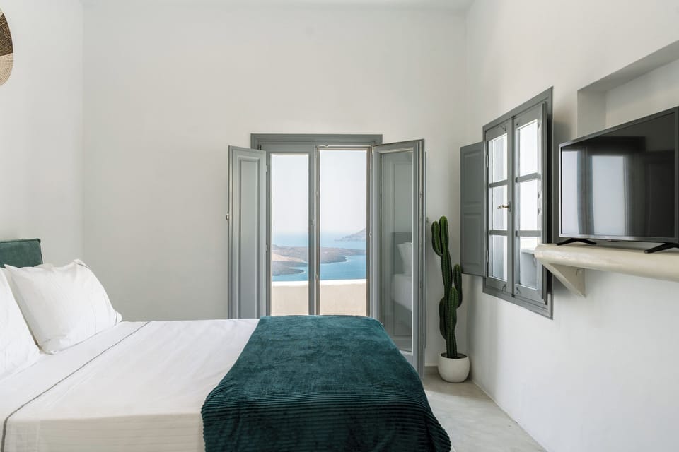 Deluxe Room | Desk, soundproofing, iron/ironing board, free cribs/infant beds