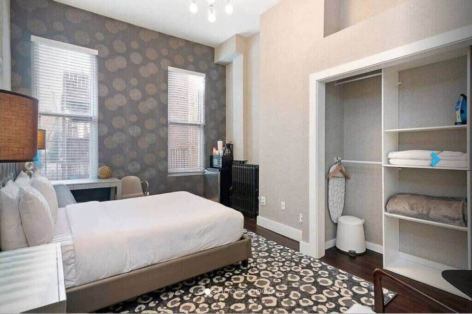 Inside the room there's TV for streaming, high-speed internet with wifi, desk and a storage. You'll be minutes walk to Boston Public Garden and South End's restaurant row.