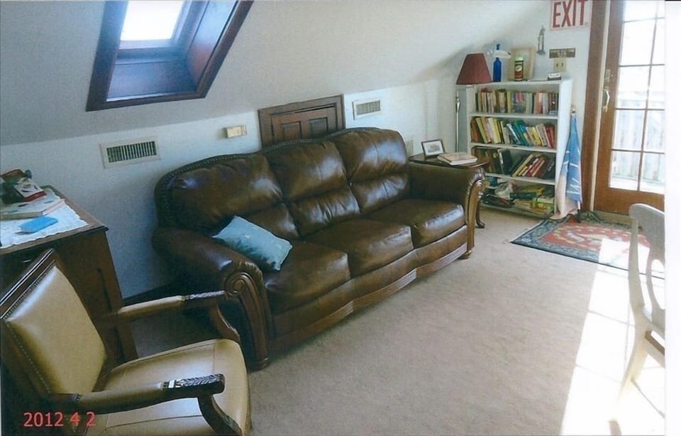 Living room/dining combination with queen size sleep sofa