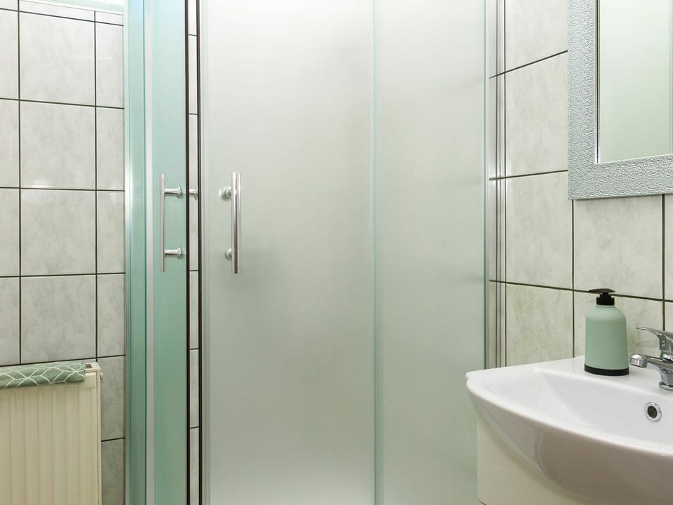 Property, Sink, Bathroom, Plumbing Fixture, Rectangle, Tap, Interior Design, Building, Floor