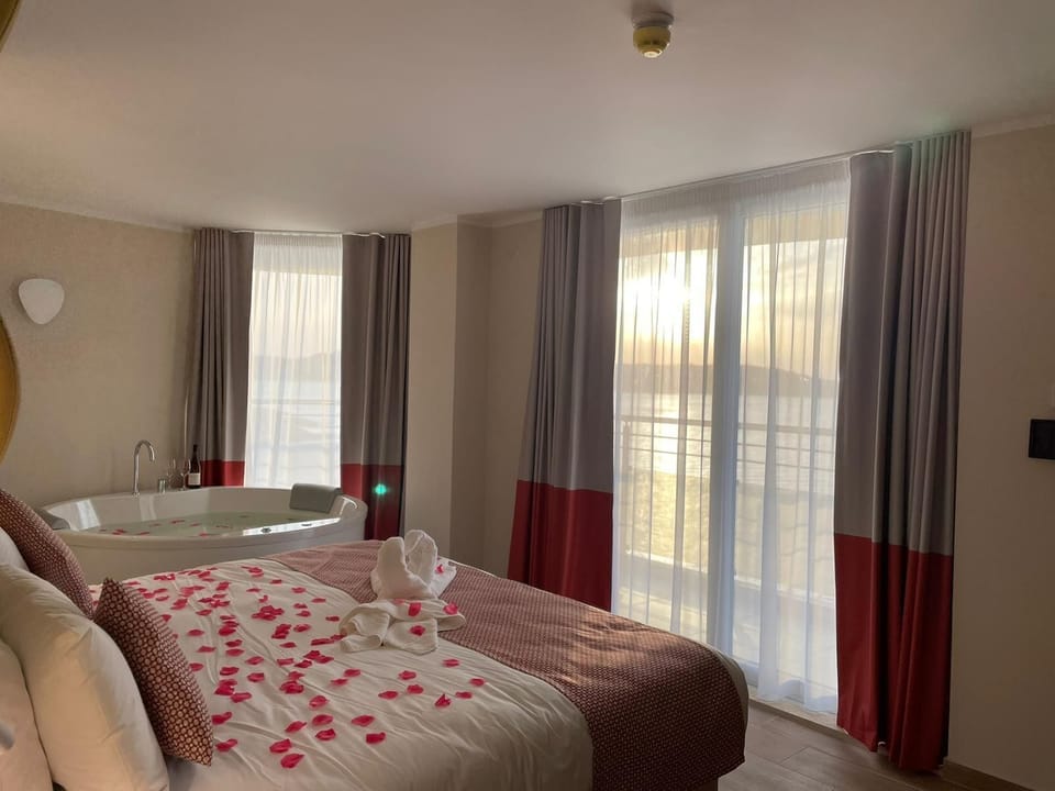 Suite, Hot Tub, Sea View | Premium bedding, minibar, in-room safe, desk