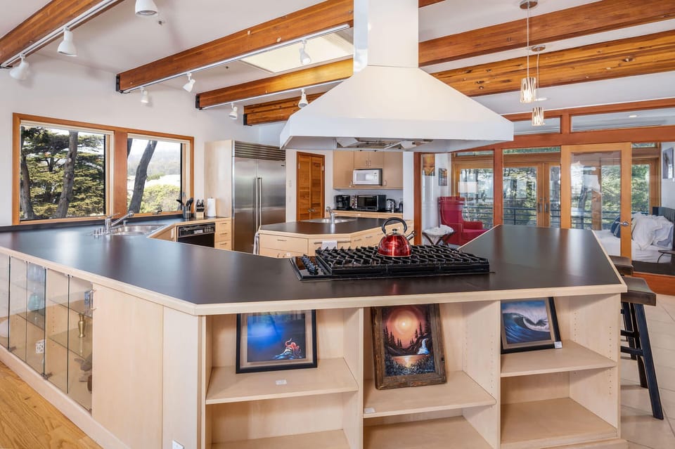 Fully Equiped Spacious Kitchen
