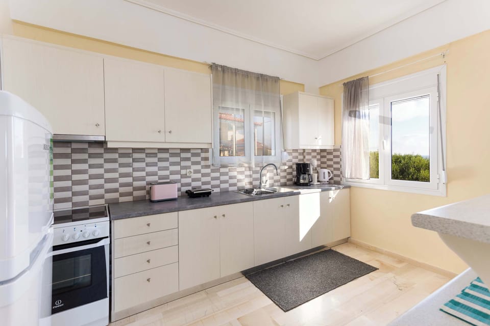 Fully Equipped Kitchen with Modern Appliances
Kitchen fitted with appliances and utensils for preparing meals.
