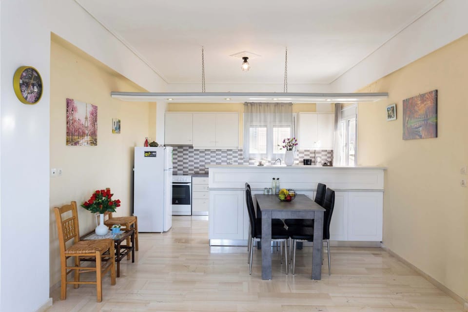 Dining Area within the Open-Plan Living Space
Dining area suitable for enjoying meals indoors in a comfortable setting.