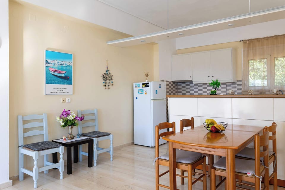 Dining Area with Kitchen Access
Dining space next to the kitchen, suitable for meals at home.