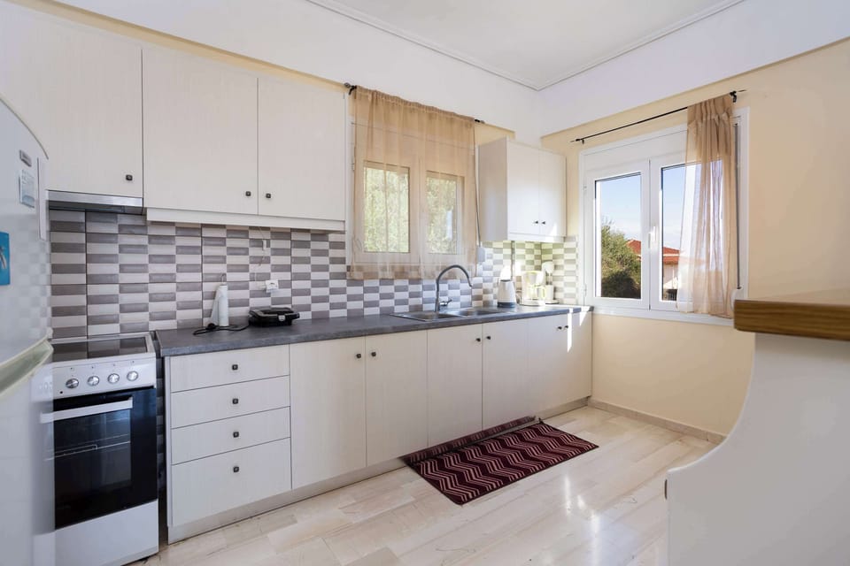 Fully Equipped Kitchen with Modern Appliances
Bright kitchen with oven, stove, and essential appliances for preparing meals.