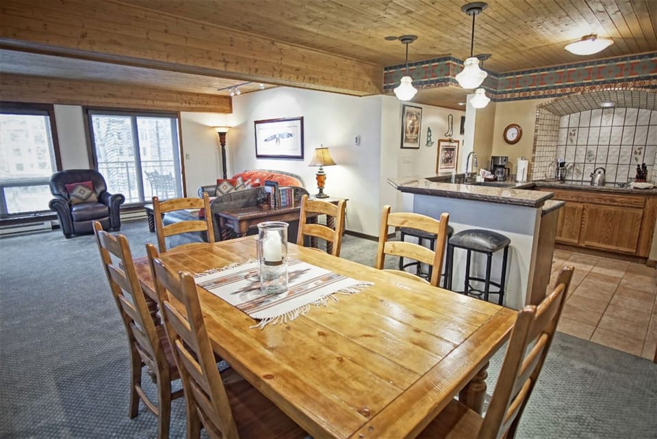 Open Layout - Extra Bar seating at Kitchen Island