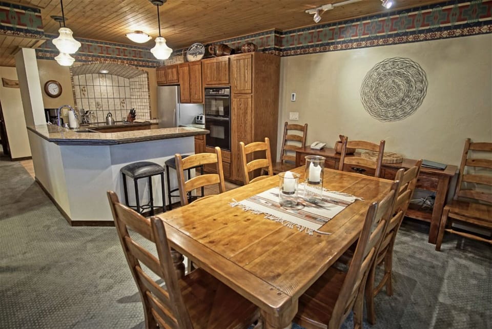 Dining & Kitchen - Pendant light fixtures and track lighting