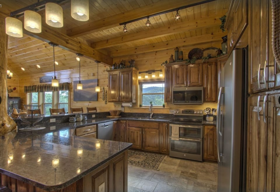 High-end kitchen equipped with all the essentials!