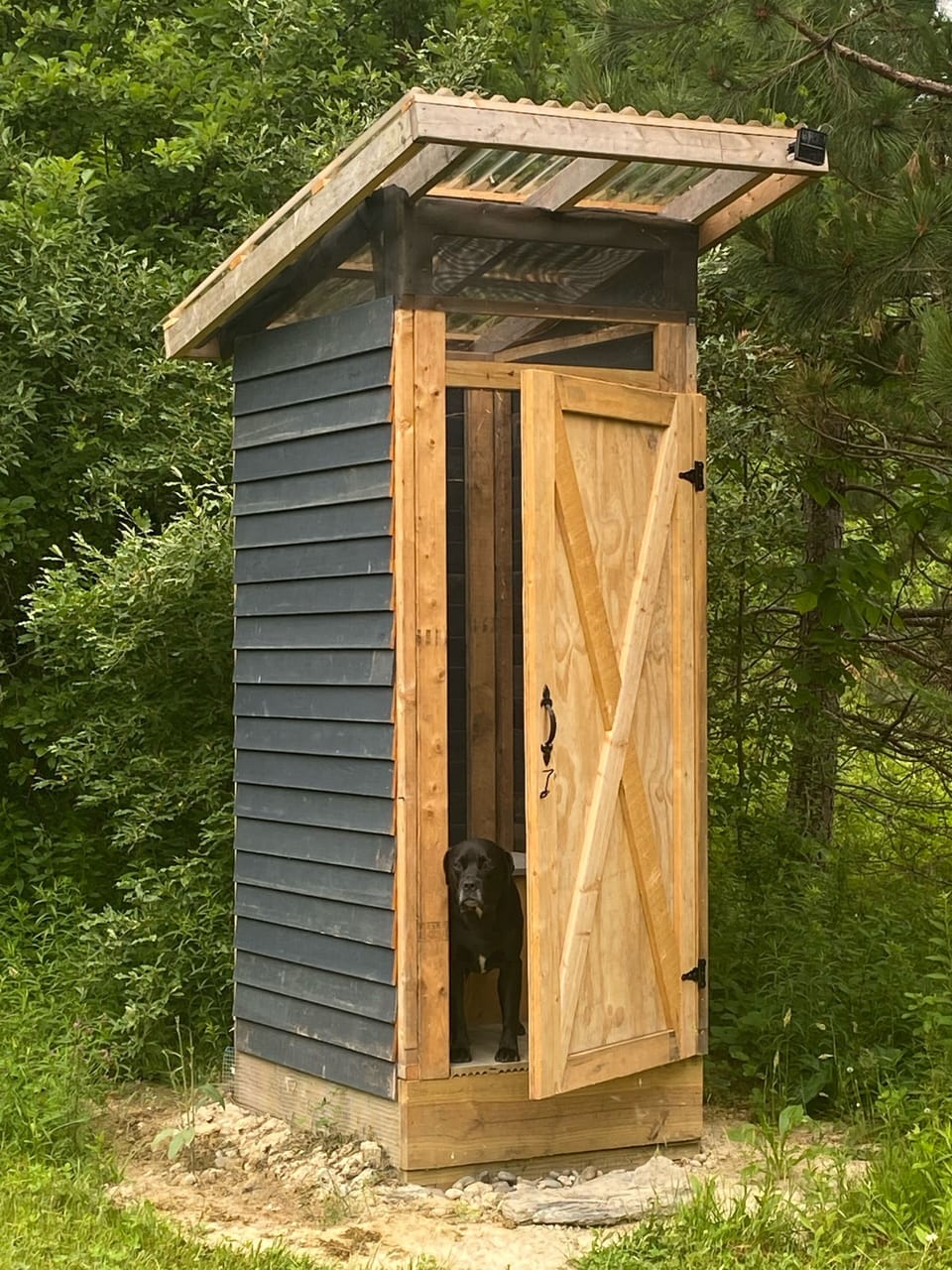 Cute and clean outhouse 
Dog friendly ❤️