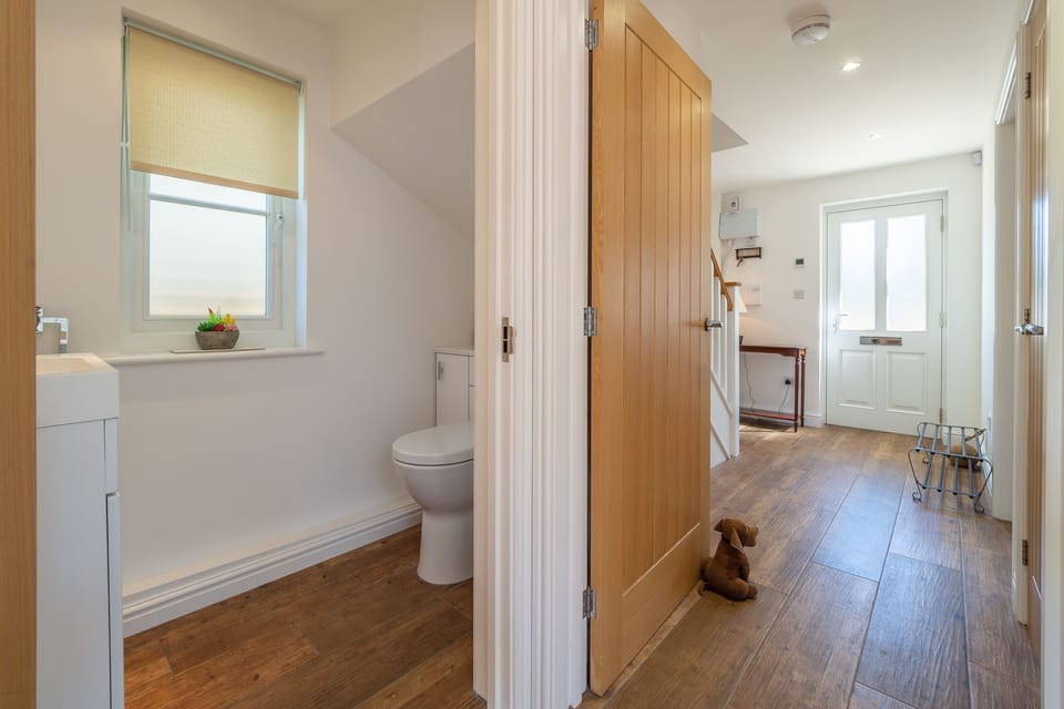 Ground floor: Cloakroom