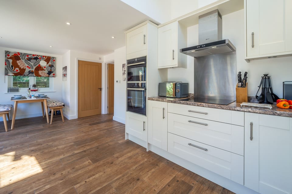 Ground floor: Kitchen/dining toom with seating