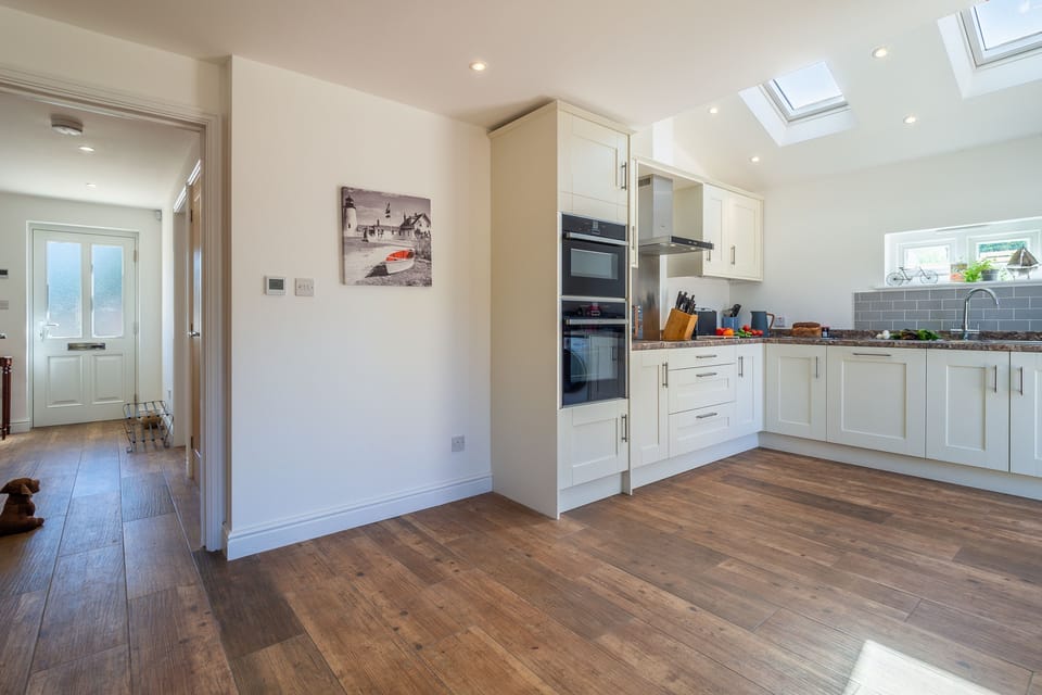 Ground floor: Entrance hallway to the kitchen