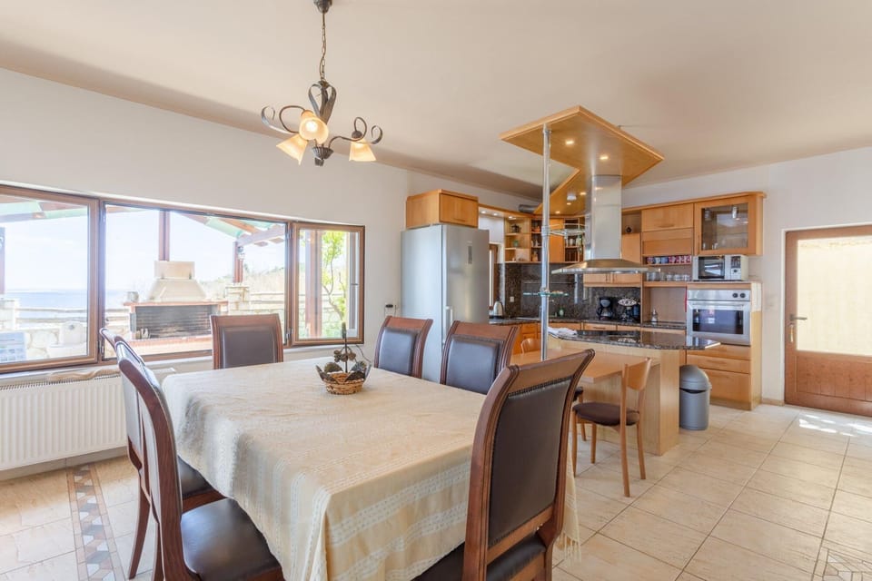 House | 5 bedrooms, WiFi