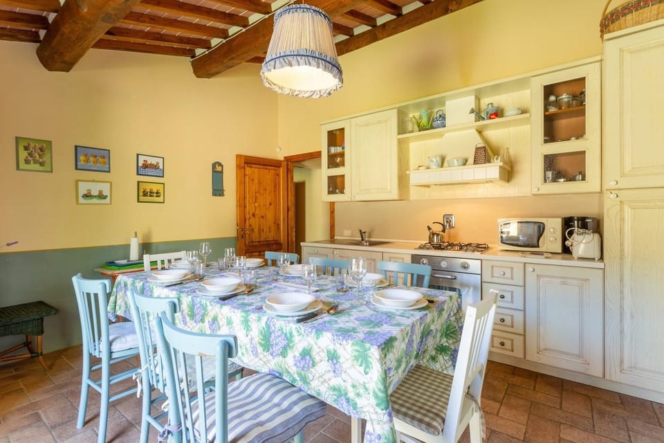 House | 6 bedrooms, WiFi