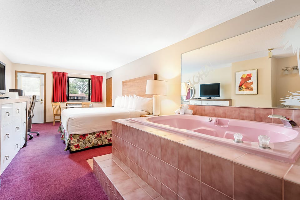 Jacuzzi King Room with Balcony | Desk, free WiFi, bed sheets